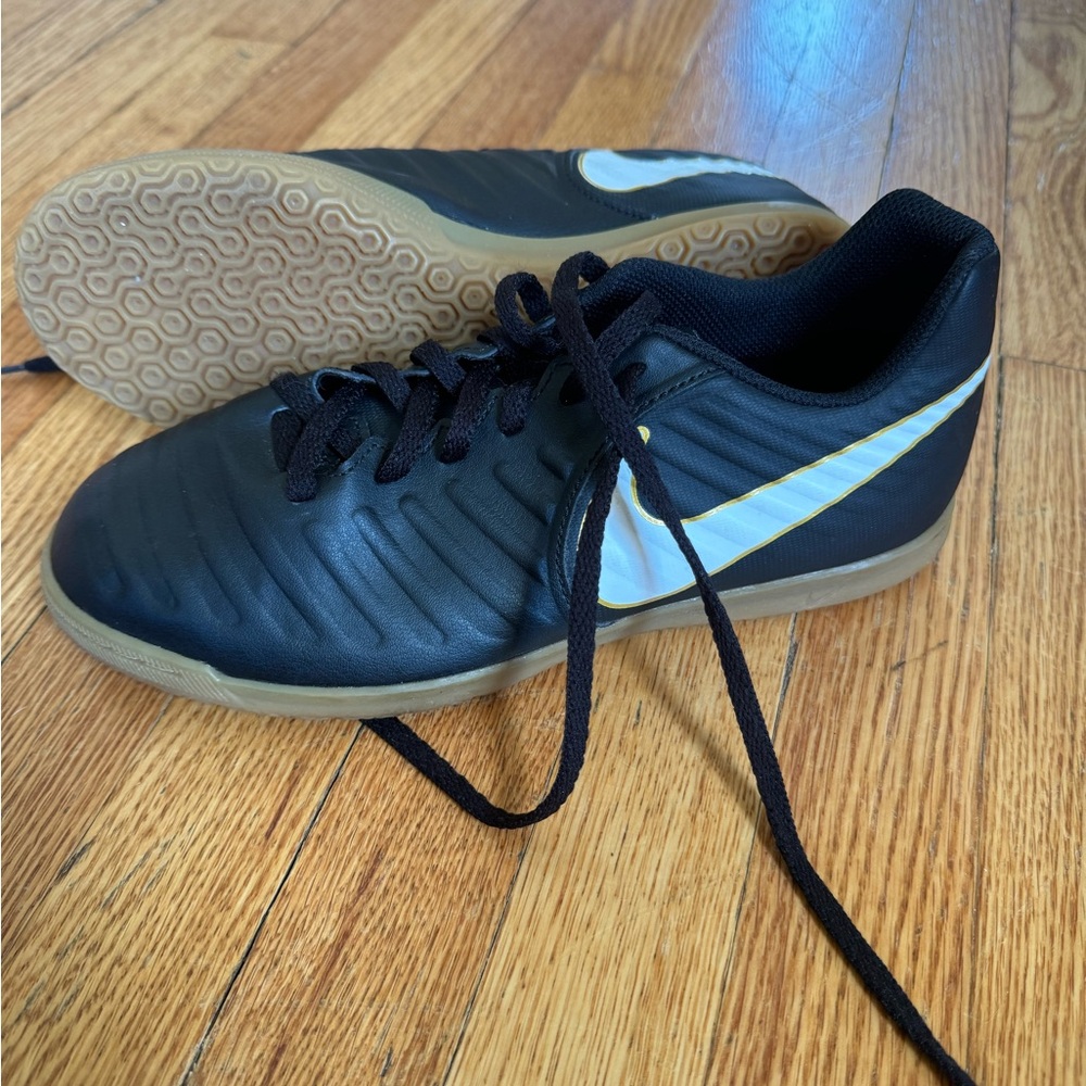 NWOT Nike Tiempo size 6YOUTH can fit a women’s 8